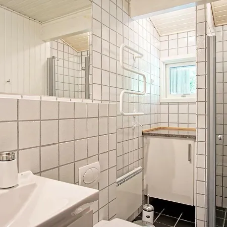 5 Person Holiday In Aakirkeby